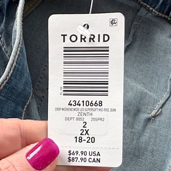 BNWT Torrid size 2 18/20 Crop Weekend Wide Leg supersoft mid rise jean. - Picture 2 of 6